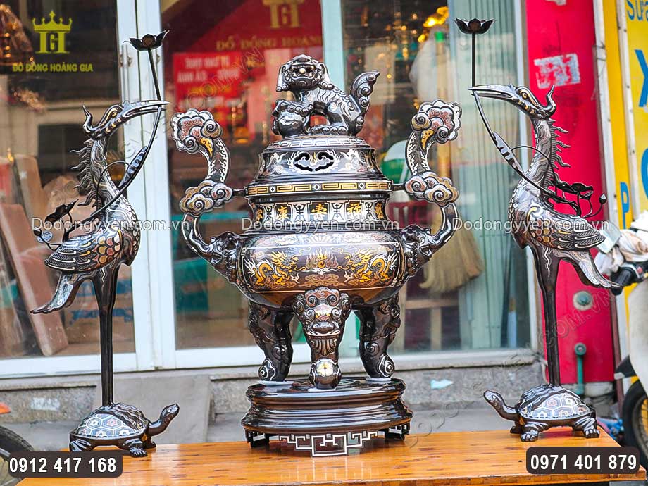 Gia chủ n&ecirc;n chọn vật phẩm c&oacute; k&iacute;ch thước ph&ugrave; hợp với ban thờ gia ti&ecirc;n